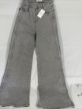 Nina Rossi High-Rise Gray Wide-Leg Jeans with Subtle Crystal Detail